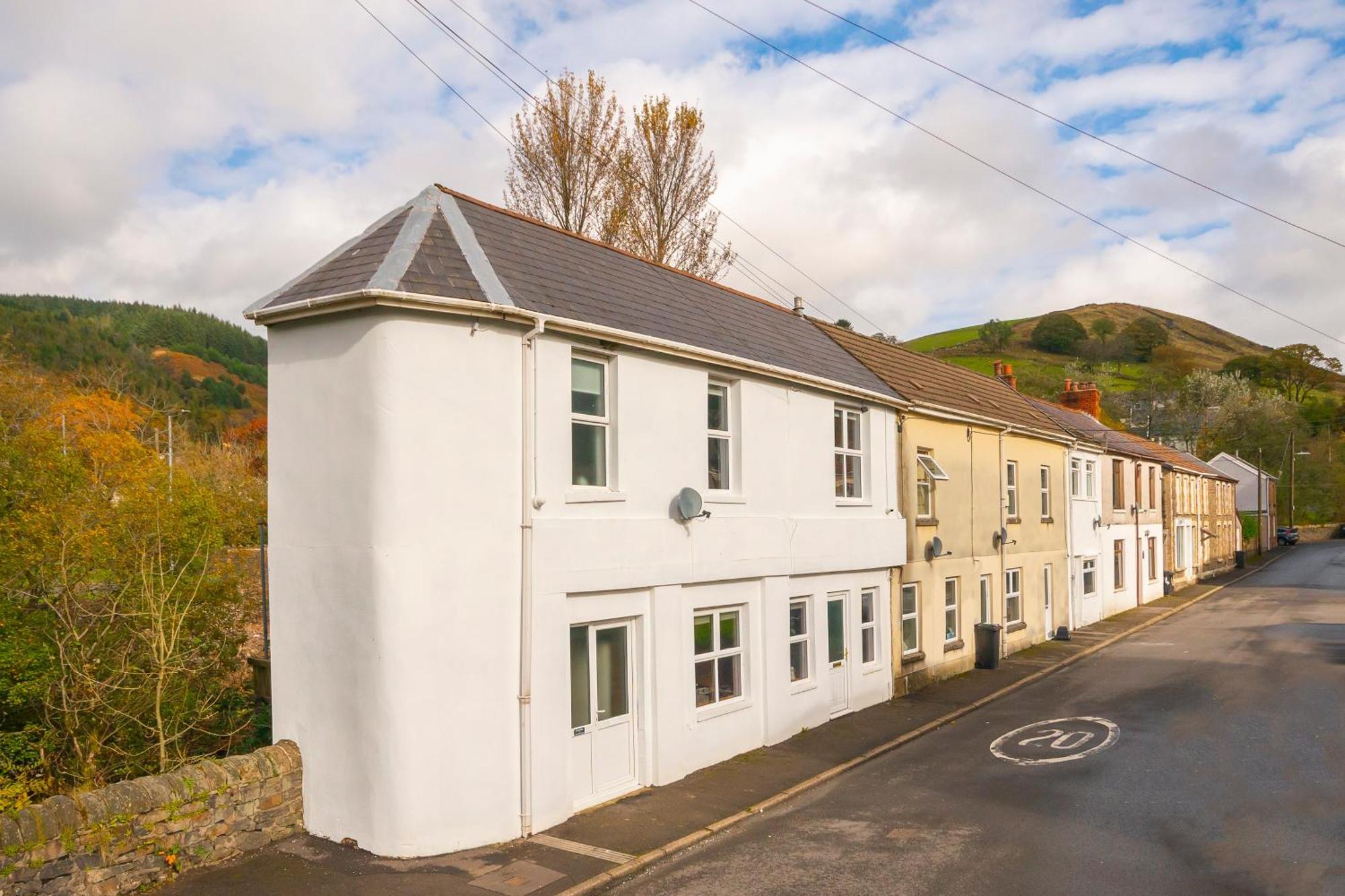 Riverside Great House In The Afan Forest Bike Park By Staystaycations Glyncorrwg Extérieur photo